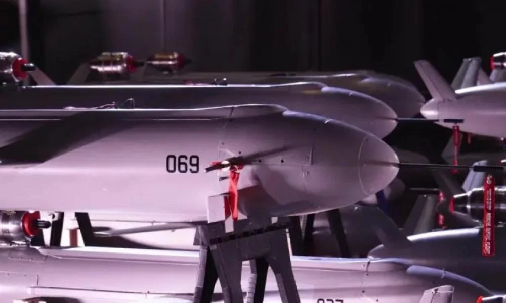 O Ζελένσκι ρίχνει στη μάχη τη νέα ρουκέτα-drone "Peklo" την ώρα που ΗΠΑ-Ρωσία γράφουν εν κρυπτώ τους όρους τερματισμού του πολέμου